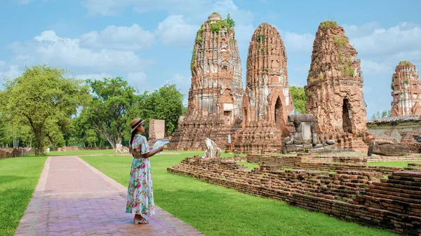 Ayutthaya Thailand Wat Mahathat Women Hat Tourist Maps Visiting Ayyuthaya — Stok fotoğraf