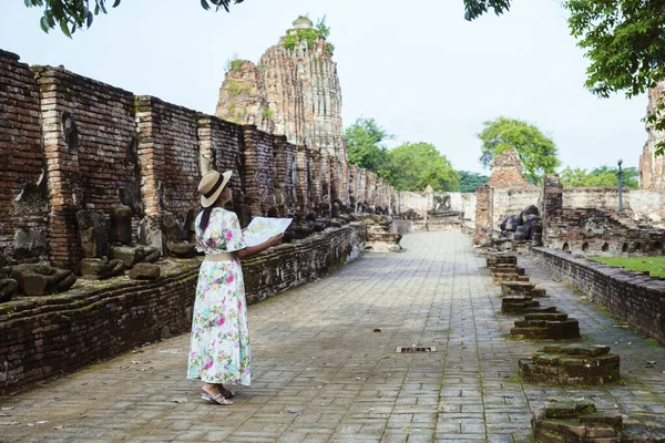 Ayutthaya Thailand Wat Mahathat Women Hat Tourist Maps Visiting Ayyuthaya — Stok fotoğraf
