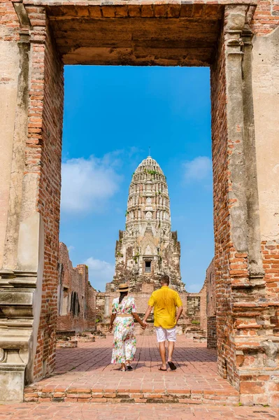 Ayutthaya Thailand Wat Ratchaburana Couple Men Women Hat Visiting Ayyuthaya — Stock Photo, Image