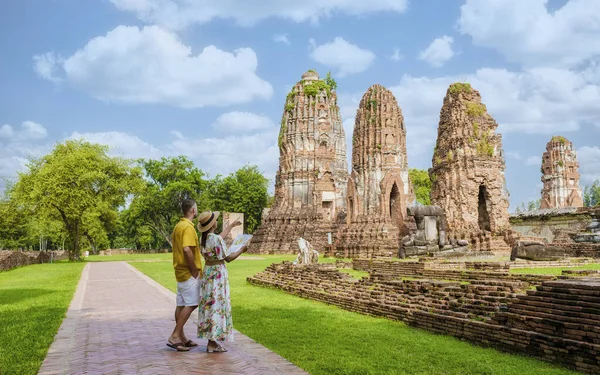 Ayutthaya Thailand Wat Mahathat Couple Men Women Hat Tourist Maps — Photo