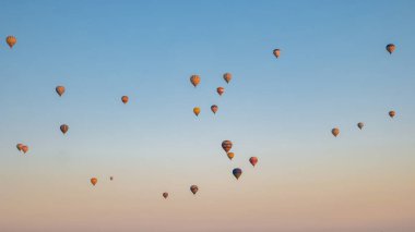 Arka plan, Kapadokya 'da sıcak hava balonları, Kapadokya' da Türkiye balonları ve Kapadokya 'da Gündoğumu. 