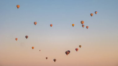 Arka plan, Kapadokya 'da sıcak hava balonları, Kapadokya' da Türkiye balonları ve Kapadokya 'da Gündoğumu. 