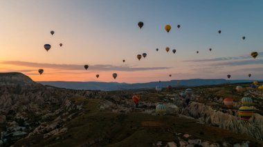 Kapadokya 'da sıcak hava balonları, Kapadokya' da Türkiye balonları ve Kapadokya 'da Gündoğumu. 
