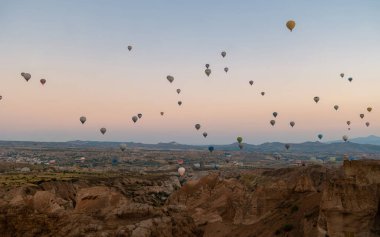 Kapadokya 'da sıcak hava balonlarıyla gün doğumu, Kapadokya' da Türkiye balonları ve Kapadokya dağlarında güneş doğuşu.