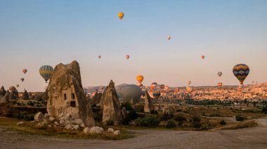 Kapadokya 'da sıcak hava balonlarıyla gün doğumu, Kapadokya' da Türkiye balonları ve Kapadokya dağlarında güneş doğuşu.