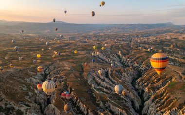 Kapadokya 'da sıcak hava balonlarıyla gün doğumu, Kapadokya' da Türkiye balonları ve Kapadokya dağlarında güneş doğuşu.