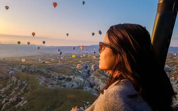 Donne Asiatiche Mongolfiera Durante Alba Cappadocia Turchia Kapadokya Gorem Felice — Foto Stock