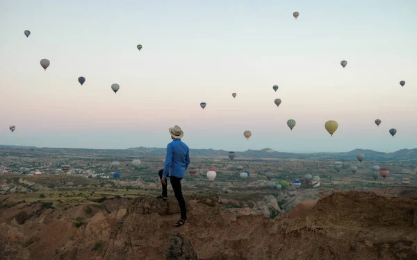 Jóvenes Viendo Globos Aire Caliente Durante Amanecer Capadocia Turquía Kapadokya —  Fotos de Stock