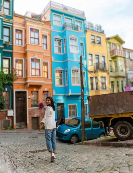 Азиатские Женщины Экскурсии Городу Балат Района Стамбул Турция Красочные Дома — стоковое фото