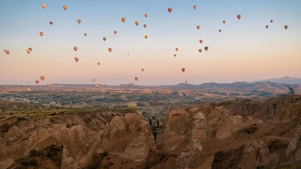 カッパドキアの熱気球 カッパドキアのトルコ気球 カッパドキアの山々の日の出 — ストック写真