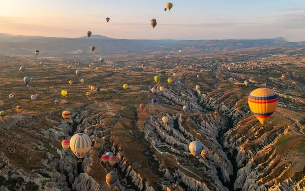Cappadocia的日出和热气球 Cappadocia Goreme Kapadokya的土耳其气球 Cappadocia山区的日出和许多热气球在空中 — 图库照片