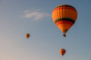 Arka plan, Kapadokya 'da sıcak hava balonları, Kapadokya' da Türkiye balonları ve Kapadokya 'da Gündoğumu. 
