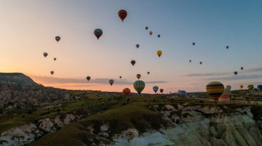 Kapadokya 'da sıcak hava balonları, Kapadokya' da Türkiye balonları ve Kapadokya 'da Gündoğumu. 