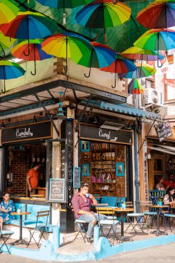 İstanbul Balat İlçesi Türkiye Temmuz 2018, Balat ilçesinde turistlerin güzel bir yaz günü geçirdiği renkli evler ve evler. 