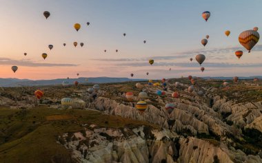 Kapadokya 'da sıcak hava balonlarıyla gün doğumu, Kapadokya' da Türkiye balonları ve Kapadokya dağlarında güneş doğuşu.