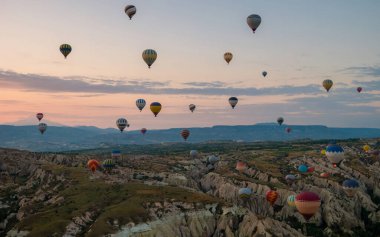 Kapadokya 'da sıcak hava balonları, Kapadokya' da Türkiye balonları ve Kapadokya 'da Gündoğumu. 