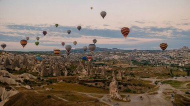 Kapadokya 'da sıcak hava balonlarıyla gün doğumu, Kapadokya' da Türkiye balonları ve Kapadokya dağlarında güneş doğuşu.