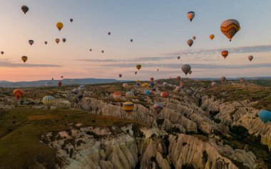 Kapadokya 'da sıcak hava balonları, Kapadokya' da Türkiye balonları ve Kapadokya 'da Gündoğumu. 