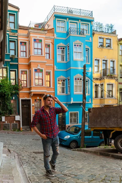 Молодые Люди Туристы Районе Балат Стамбул Турция Красочные Дома Дома — стоковое фото