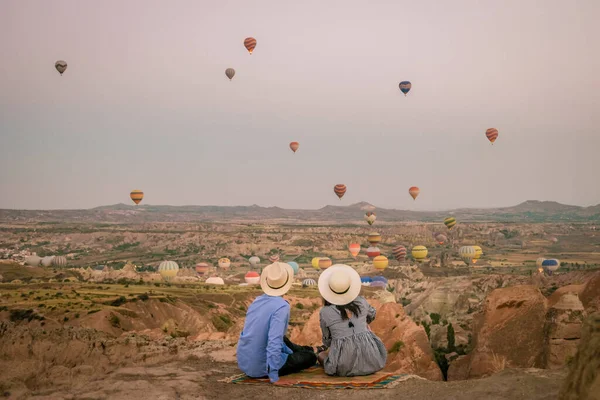Kapadokya Capadocia Turquía Una Feliz Pareja Joven Durante Amanecer Viendo —  Fotos de Stock