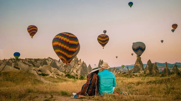 Kapadokya Capadocia Turquía Una Feliz Pareja Joven Durante Amanecer Viendo —  Fotos de Stock