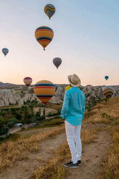 Jóvenes Viendo Globos Aire Caliente Durante Amanecer Capadocia Turquía Kapadokya —  Fotos de Stock