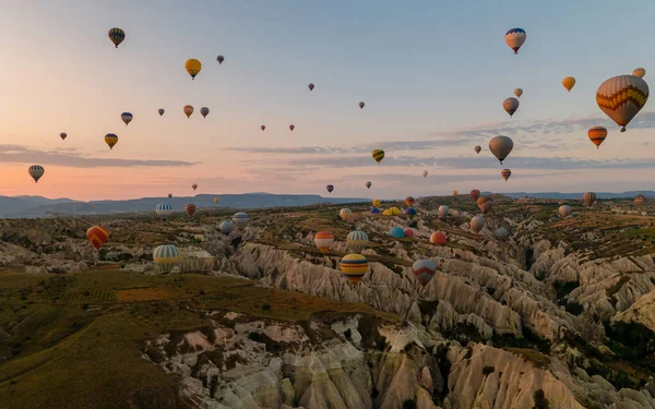 カッパドキアの熱気球 カッパドキアのトルコ気球で日の出 Goreme Kapadokya 空に多くの熱気球とカッパドキアの山の日の出 — ストック写真