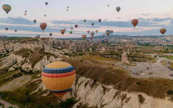 Cappadocia有热气球的日出 Cappadocia Goreme Kapadokya有土耳其气球 Cappadocia山区有太阳升起 — 图库照片