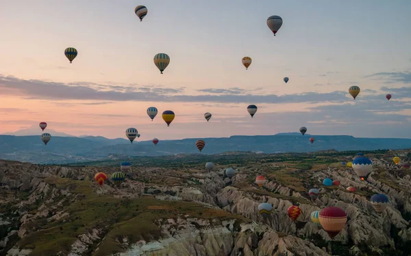 Cappadocia有热气球的日出 Cappadocia Goreme Kapadokya有土耳其气球 Cappadocia山区有太阳升起 — 图库照片