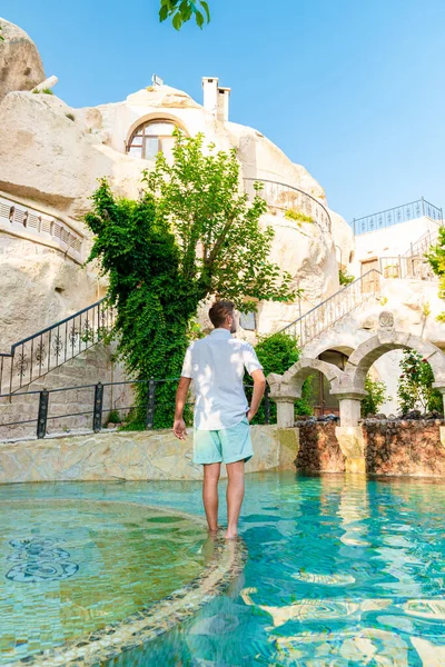 Hombres Jóvenes Casa Cueva Tipo Piscina Infinita Casa Cueva Hotel — Foto de Stock