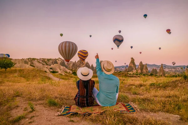 Kapadokya Capadocia Turquía Una Feliz Pareja Joven Durante Amanecer Viendo —  Fotos de Stock