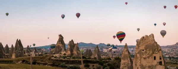 カッパドキアの熱気球 カッパドキアのトルコ気球 カッパドキアの山々の日の出 — ストック写真