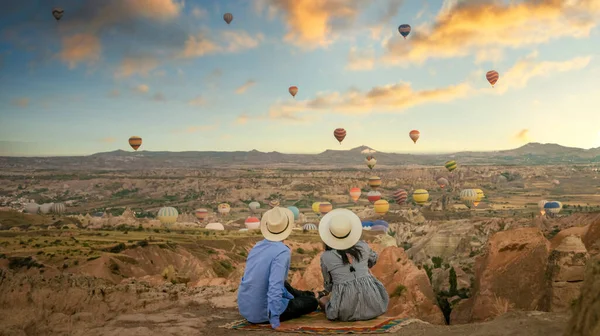 Kapadokya Capadocia Turquía Una Feliz Pareja Joven Durante Amanecer Viendo —  Fotos de Stock