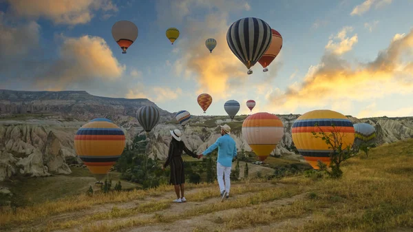 Kapadokya Cappadocia Turcja Szczęśliwa Młoda Para Czasie Wschodu Słońca Oglądając — Zdjęcie stockowe