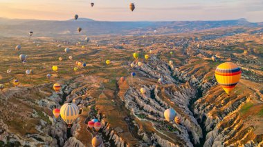 Kapadokya 'da sıcak hava balonlarıyla gün doğumu, Kapadokya' da Türkiye balonları ve Kapadokya dağlarında güneş doğuşu.