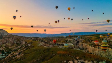 Kapadokya 'da sıcak hava balonları, Kapadokya' da Türkiye balonları ve Kapadokya 'da Gündoğumu.