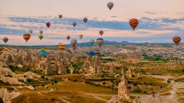 Kapadokya 'da sıcak hava balonları, Kapadokya' da Türkiye balonları ve Kapadokya 'da Gündoğumu.