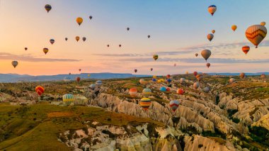 Kapadokya 'da sıcak hava balonlarıyla gün doğumu, Kapadokya' da Türkiye balonları ve Kapadokya dağlarında güneş doğuşu.