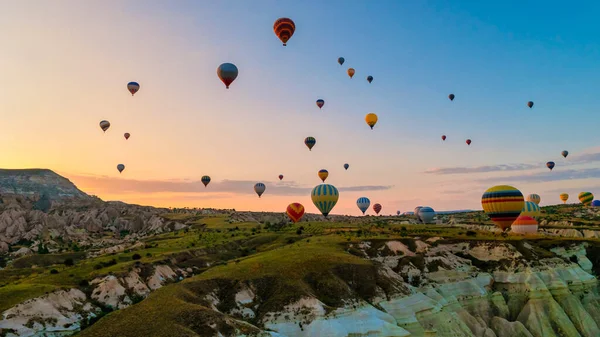 Cappadocia有热气球的日出 Cappadocia Goreme Kapadokya有土耳其气球 Cappadocia山区有太阳升起 — 图库照片