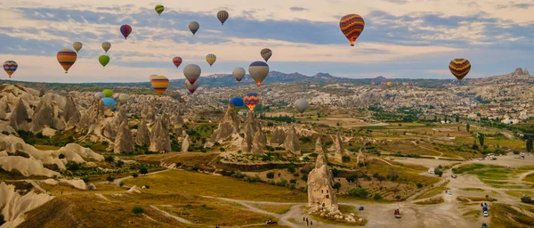 Cappadocia的日出和热气球 Cappadocia Goreme Kapadokya的土耳其气球 Cappadocia山区的日出和许多热气球在空中 — 图库照片