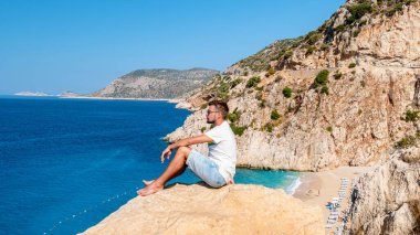 Kaputas plajı, Lycia sahili, Türkiye Kaputas Sahili, Akdeniz üzerinde tatil yapan gençler, Kas, Türkiye.