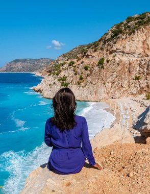 Kaputas plajı, Lycia sahili, Türkiye Kaputas Sahili, Akdeniz 'e bakan genç Asyalı kadınlar, Kas, Türkiye.