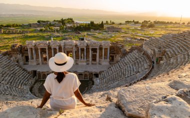 Hierapolis antik kenti Pamukkale Türkiye, Unesco 'nun kalıntıları, Hierapolis antik kenti Pamukkale Türkiye Hierapolis' te günbatımını izleyen şapkalı genç Asyalı kadınlar