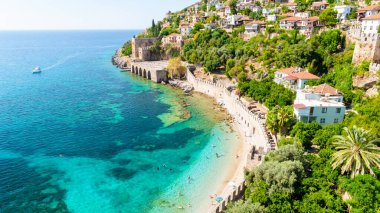 Antalya 'nın Alanya ilçesi, Antalya ilçesi Alanya yarımadasındaki Kizil Kule kulesinden Türkiye tersanesi.