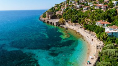 Antalya 'nın Alanya ilçesi, Antalya ilçesi Alanya yarımadasındaki Kizil Kule kulesinden Türkiye tersanesi.