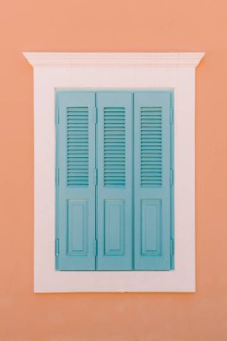 Yunan köyünün eski bir penceresi. Tatil konsepti