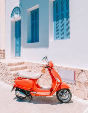 Yunan köyünün eski bir penceresi. Tatil konsepti. Mavi pencereli ve kapılı eski Yunan evi