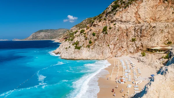 Kaputas plajı Lycia sahili Türkiye Kaputas Sahili, Akdeniz, Kas, Türkiye. Plaj yatağı ve şemsiyelerle yaz boyunca güneşli bir gün.