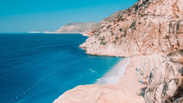 Kaputas plajı Lycia sahili Türkiye Kaputas Sahili, Akdeniz, Kas, Türkiye. Plaj yatağı ve şemsiyelerle yaz boyunca güneşli bir gün.