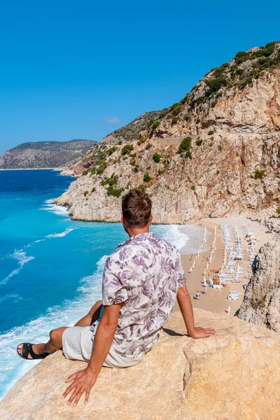 カプタスビーチLycia海岸トルコカプタスビーチ 地中海を見下ろす休暇中の若い男性 トルコ — ストック写真